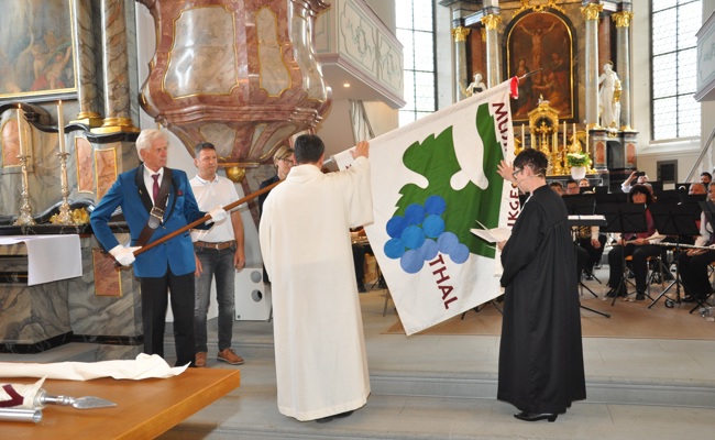 Mehr als ein Stück Stoff: Musikgesellschaft lässt neue Fahne in der Kirche segnen