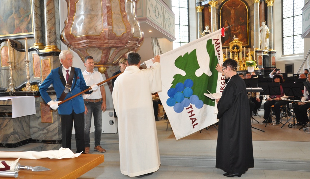 Mehr als ein Stück Stoff: Musikgesellschaft lässt neue Fahne in der Kirche segnen