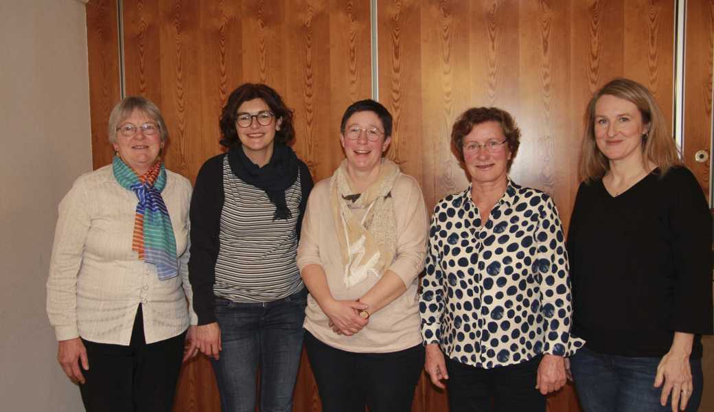 Samantha Andrej, Neumitglied, Margrit Ammann (abtretende Präsidentin), Beatrice Imlig (neue Präsidentin), Christa Gächter (neue Aktuarin), Maria Zäch (abtretende Aktuarin), (v.l.). 