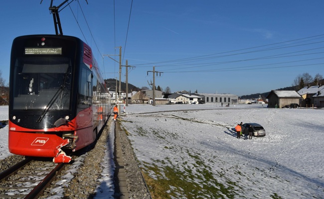 Auto gegen Zug: Kollision am Bahnübergang