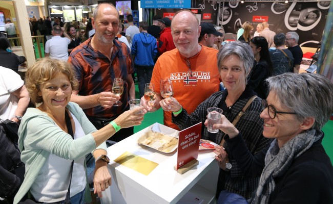 Anstossen, Freunde begrüssen, Glücksrad drehen: Die Messe ist in vollem Gang