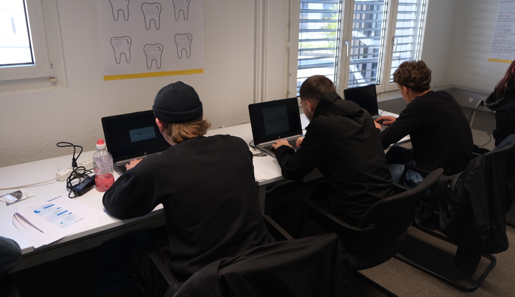 Jugendliche aus der Region machen gebrauchte Laptops fit – für Schulen auf den Philippinen