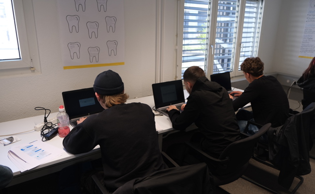 Jugendliche aus der Region machen gebrauchte Laptops fit – für Schulen auf den Philippinen