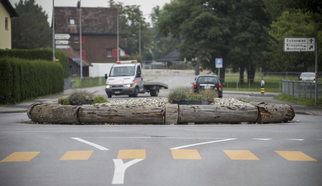 Der provisorische Kreisel in der Oberrieter Bahnhofstrasse galt eine Zeit lang als hässlichster der Ostschweiz. Auf die Kritik hin wurden die morschen Trämel durch Betonelemente ersetzt. Jetzt soll mit dem 17. Strassenbauprogramm (für 2,1 Mio. Franken) ein zeitgemässer Kreisel gebaut werden. 