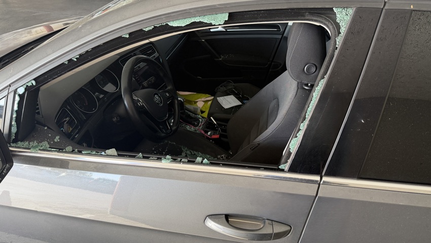 Mehrere Autos aufgebrochen: Scherben, Unordnung und persönliche Gegenstände fehlen
