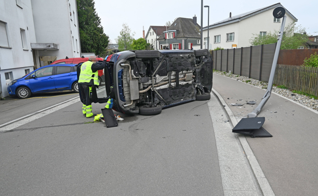 79-Jährige kam in einer Linkskurve von der Strasse ab
