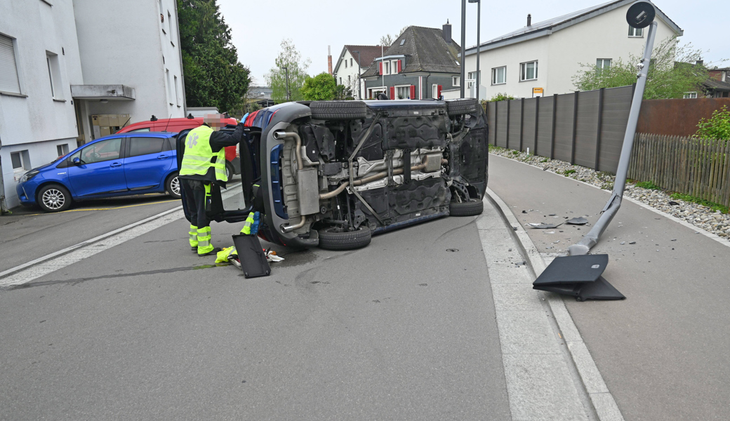 79-Jährige kam in einer Linkskurve von der Strasse ab