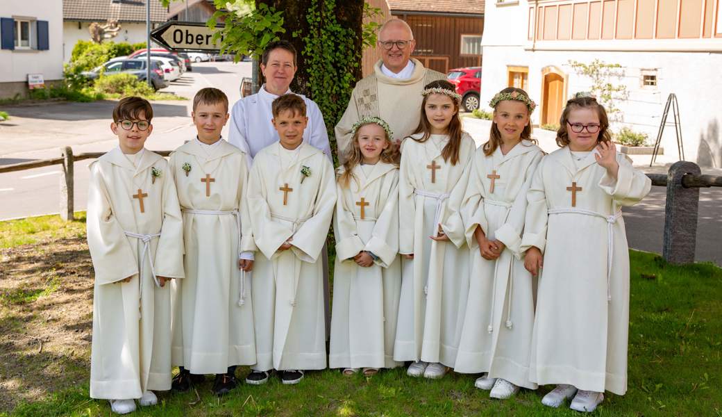 Die Kobelwälder Erstkommunionkinder mit Pfr. Guido Scherrer und Pfarreibeauftragte Petra Oehninger-Arens