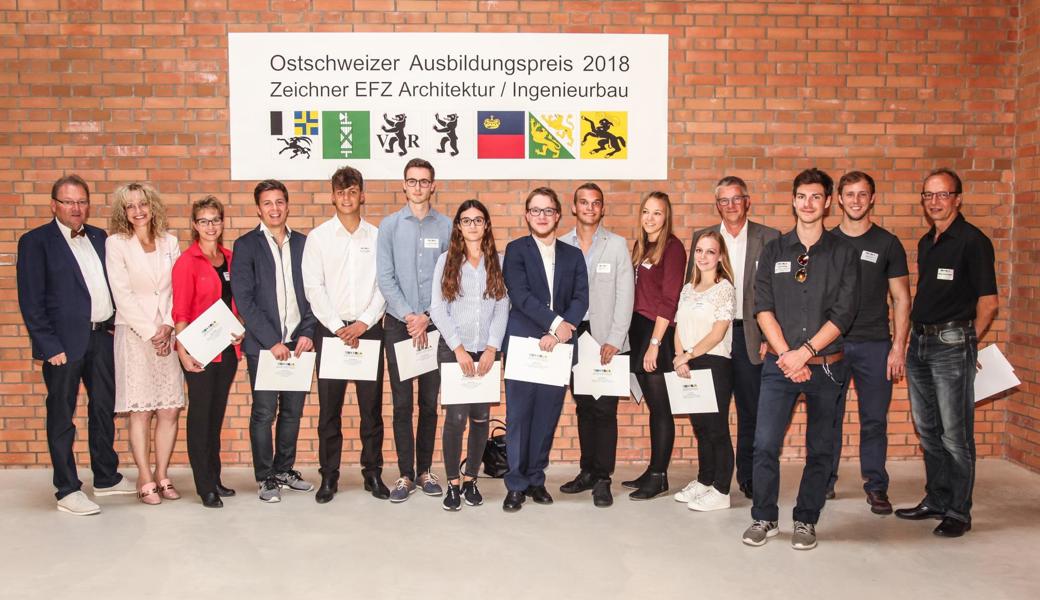 Die besten Zeichner-Lehrabgänger erhielten ihre Preise von CDS-Verwaltungsratspräsident Remo Sieber (ganz links) und AGV-Präsidentin Brigitte Lüchinger (2.v. l.). 