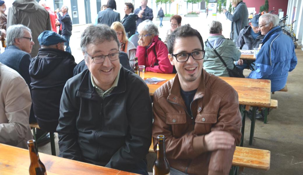 Markus und Manuel Waser beim Redaktionswagen am Mittwoch Abend in Heerbrugg.