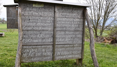 Ein Schmierfink begeht einen verwirrenden Vandalenakt im Höchsterner Bienenhotel