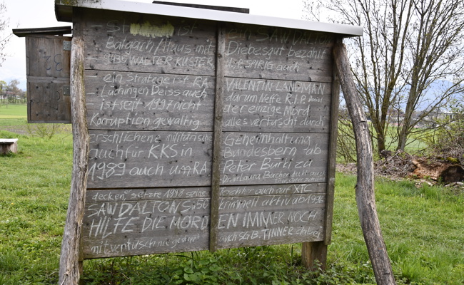 Ein Schmierfink begeht einen verwirrenden Vandalenakt im Höchsterner Bienenhotel