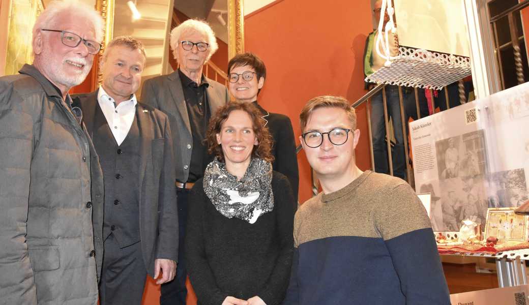 Sie weihten die neue Friedensausstellung ein (v. l.): Pius Süess (Präsident Friedens-Stationen), Alfred Stricker (Regierungsrat), Martin Engler (Vizepräsident), Cornelia Pfyl (vorne, Sekretärin), Heidi Eisenhut (Leiterin Kantonsbibliothek) und Joel Breu (Vorstandsmitglied).