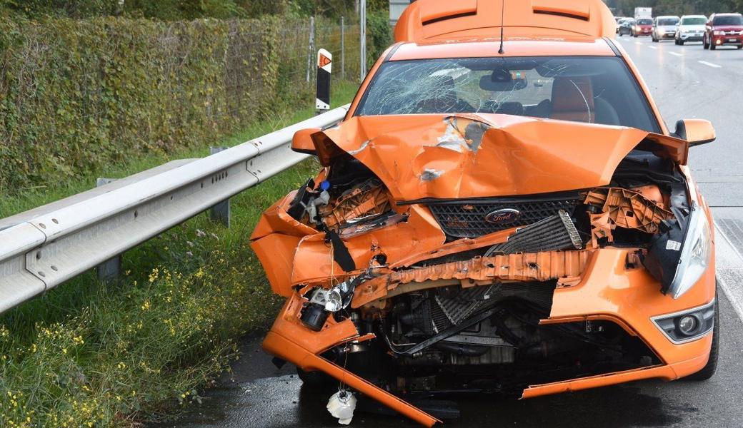 Das Auto der Verursacherin des zweiten Unfalls auf der Gegenfahrbahn nach dem Crash.