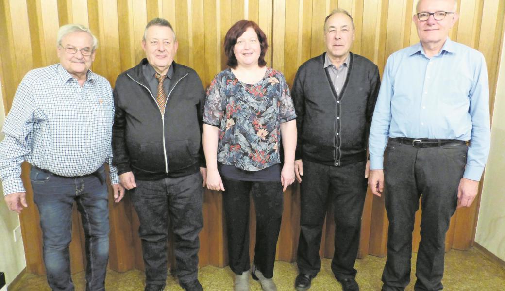 Der Vorstand des Männerchors Widnau (v. l.): Hans Frei (Vizepräsident), Christof Köppel (Präsident), Marta Flesch (Dirigentin), Kasper Schegg (Kassier), Walter Frei (Aktuar). 