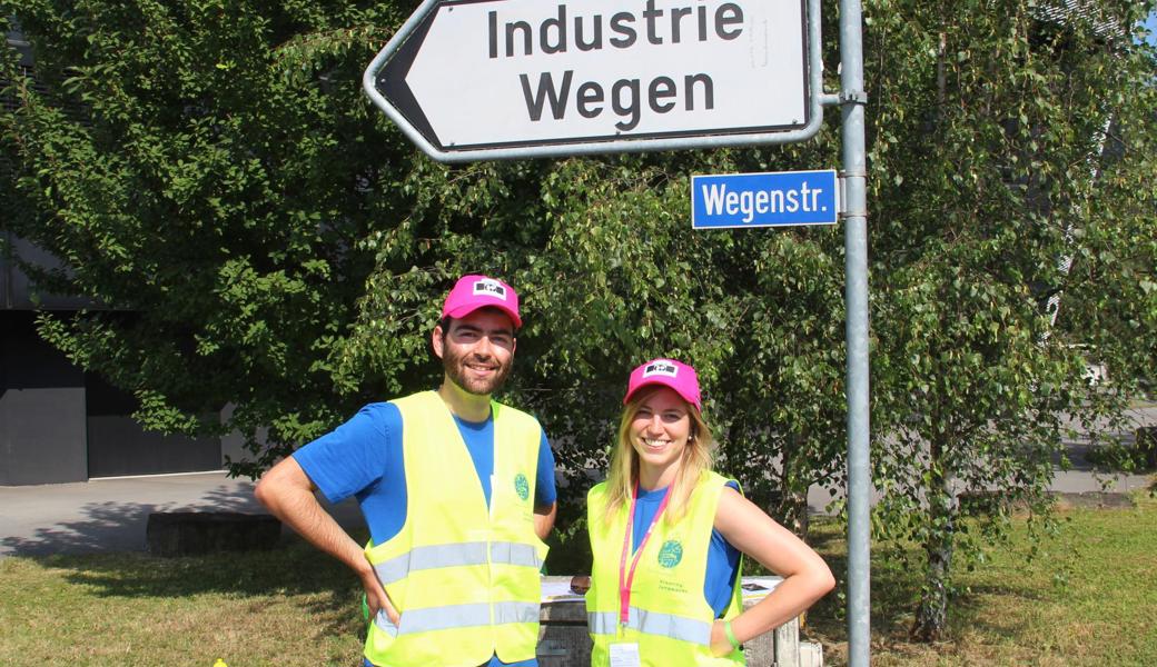 Fabio und Anja weisen bei Badi und Industriequartier den Besuchern die Parkplätze zu.