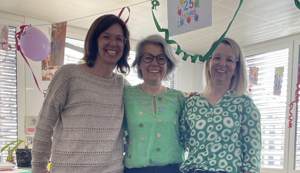 Bildlegende: Katja Bellino und ihr ABV-Team; von links: Tanja Guidolin, Katja Bellino, Manuela Schöbi
