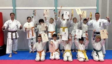 18 Rheintaler Karatekas erreichen den nächsten Gürtel-Grad