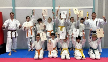 18 Rheintaler Karatekas erreichen den nächsten Gürtel-Grad
