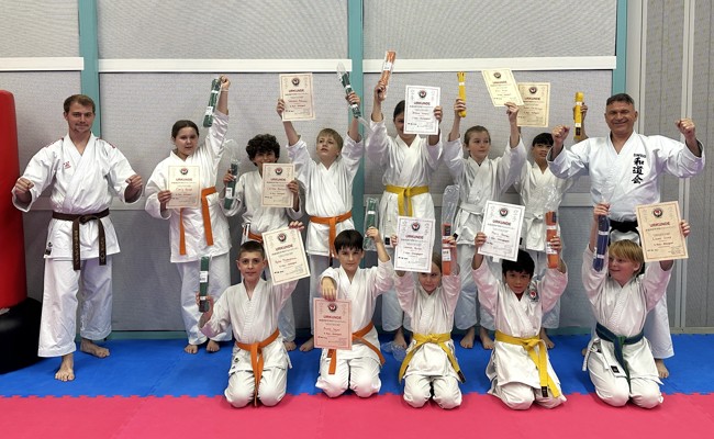 18 Rheintaler Karatekas erreichen den nächsten Gürtel-Grad