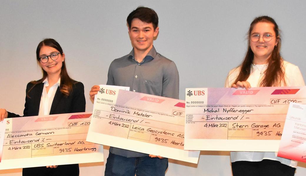 In drei Kategorien wurde die beste Maturaarbeit ausgezeichnet, den ersten Preis gewannen (von links): Alessandra Germann (Geistes- und Sozialwissenschaften), Dominik Metzler (Mathematik, Naturwissenschaften und Technik) sowie Michal Nyffenegger (Sport, Musik, Bildnerisches Gestalten). 