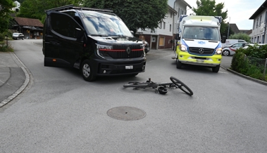 Lieferwagen und E-Bike stossen auf Verzweigung zusammen – 57-Jähriger leicht verletzt