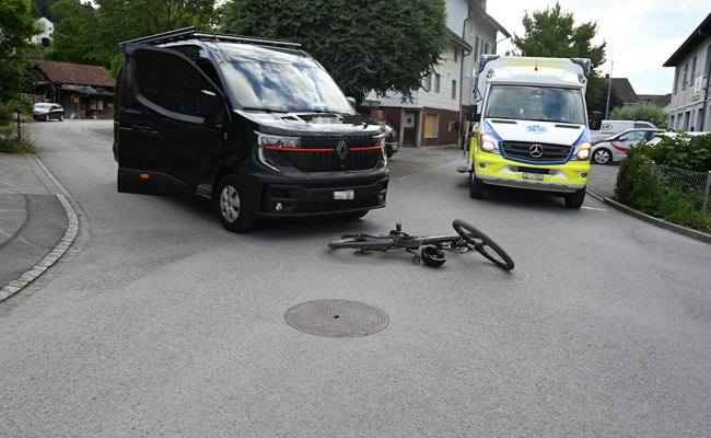 Lieferwagen und E-Bike stossen auf Verzweigung zusammen – 57-Jähriger leicht verletzt
