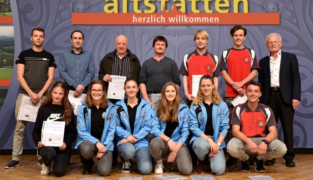Vom Verkehrsverein in Person von Wolfgang Kessler (hinten rechts) geehrt: Hinten (von links) Dominic Schmitter, Raffael Wälter, Benno Büchel, Andreas Mosch, Nicola Breuss, Christoph Winteler; vorne (von links) Jenny Mosch, Alisa Buschor, Chantal Keel, Lena Bischofberger, Aylin Rudolph und Kyle Lüthi. Es fehlen: Marco Tanner, Lea Herrsche und Riccarda Dietsche.