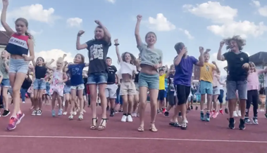 Flashmob brachte die ganze Schule zum Tanzen