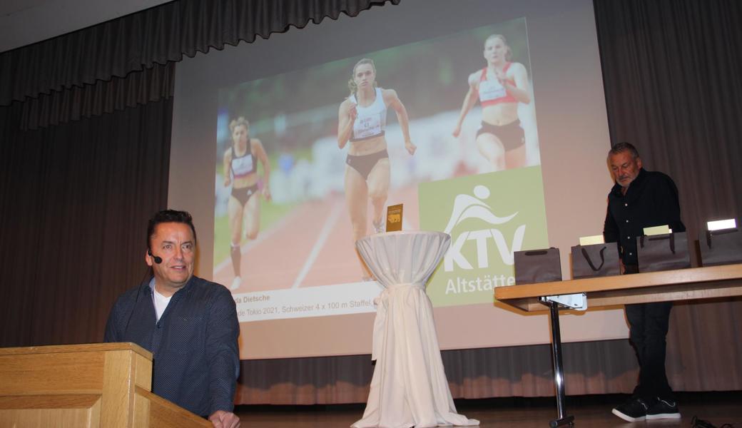 Stadtrat Toni Loher, Verkehrsvereinspräsident ad interim, ehrte zusammen mit Vorstandsmitglied Karl Segmüller Sportlerinnen und Sportler. Nur auf der Leinwand dabei: Olympiateilnehmerin Riccarda Dietsche. Den anwesenden Sportassen wurde erstmals der «Goldige Bär» überreicht.