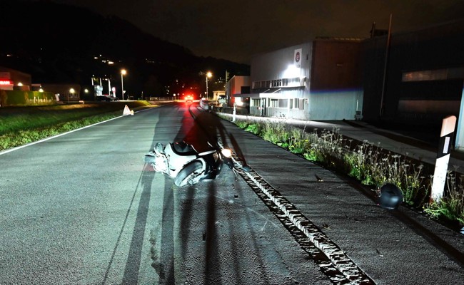 Nach Kollision mit Auto: Rollerfahrer muss ins Spital gebracht werden