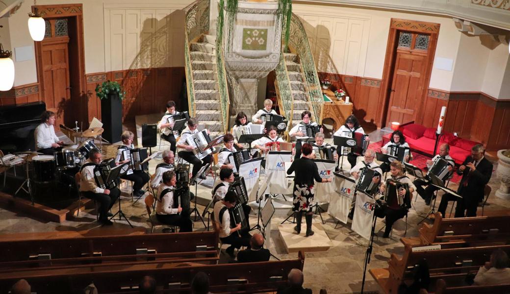 Der Akkordeon-Club Altstätten/Berneck zusammen mit Flötenvirtuose Hanspeter Küng begeisterte das Publikum.