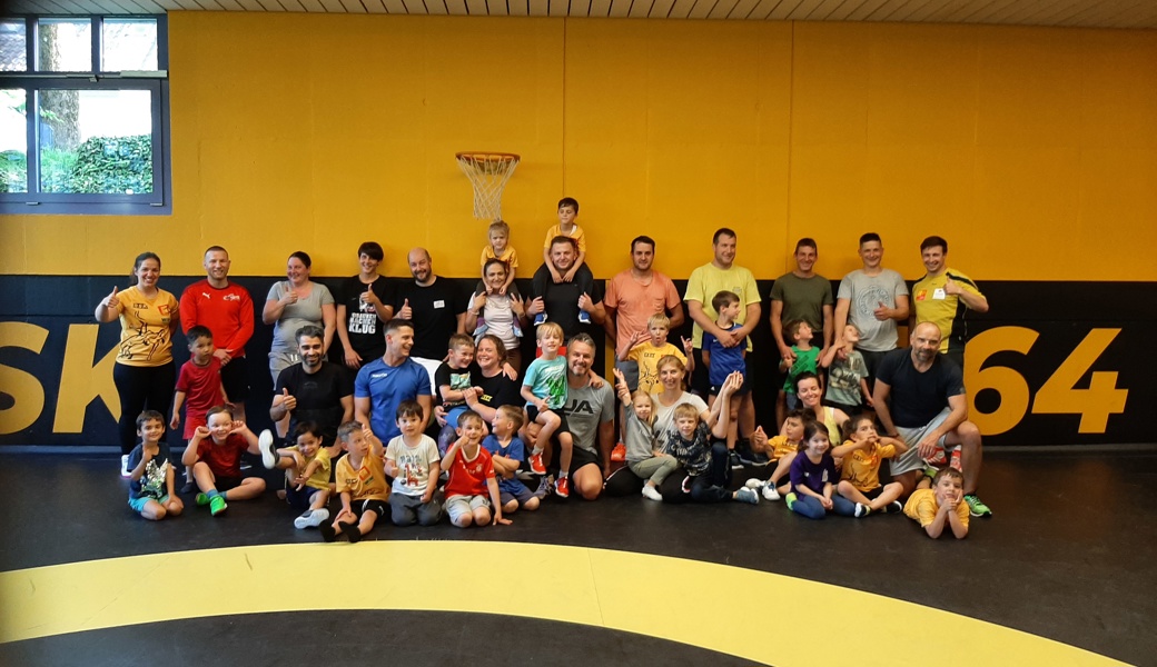 Zufriedene Gesichter bei Gross und Klein nach dem Eltern-Kind Training.