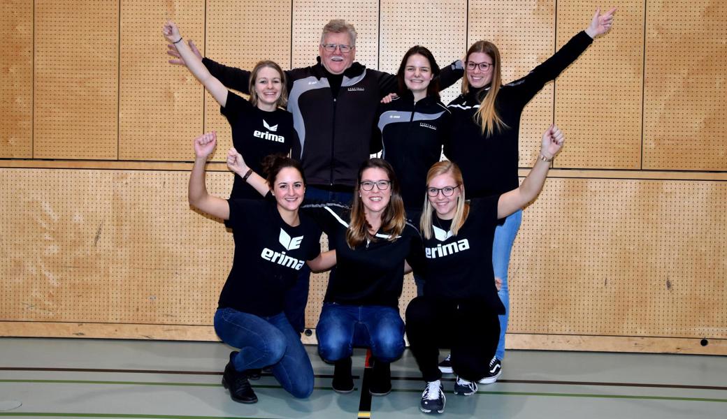 Die Diepoldsauer Schweizer Meisterinnen (hinten von links): Eva Lässer, Trainer Toni Lässer, Eva Tüscher, Svenja Wrede. Vorne von links: Katrin Lüchinger, Tanja Bognar, Jamie Bucher. Auf dem Bild fehlen Mirjam Schlattinger und Sarina Mattle.