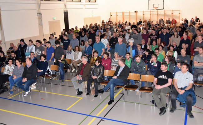 171 Oberrieterinnen und Oberrieter standen für den Kindergarten auf