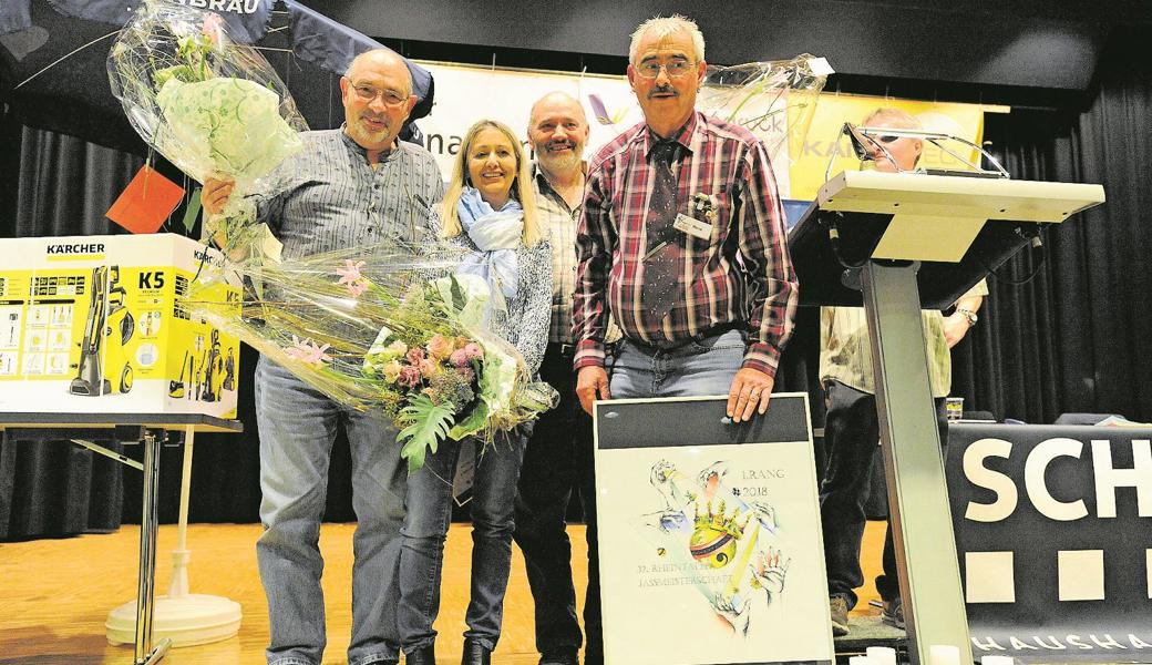 Die besten Jasser 2018, von links: Hermann Hänni (3.), Helene Etter (1.) und Florian Caviezel (2.) mit OK-Präsident René Müller.
