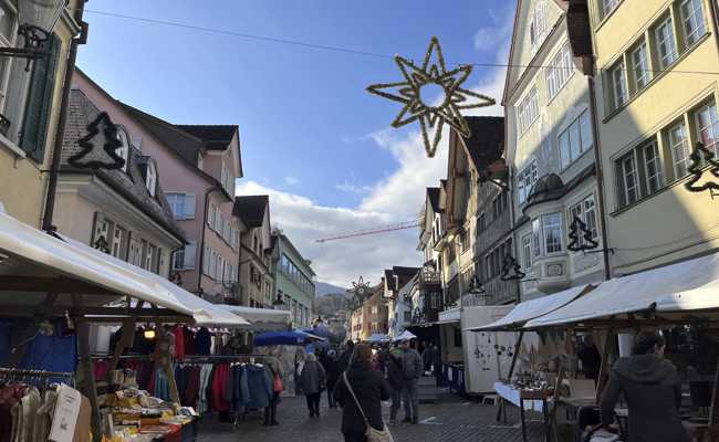 Klausmarkt mit über 100 Ständen - Schmutzli verteilt Mandarinen im Städtli