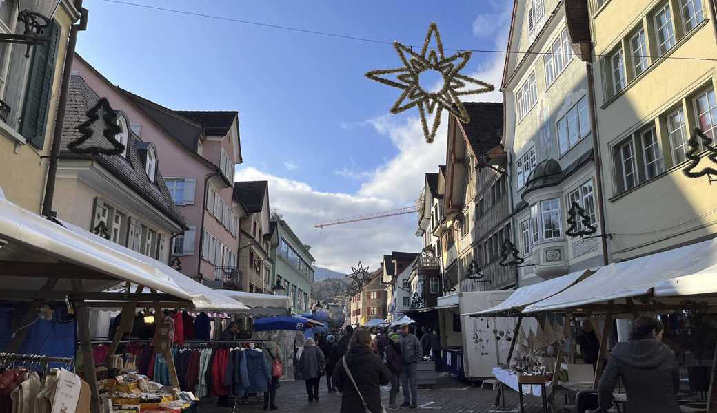 Am Donnerstag reihen sich am Klausmarkt wieder die Stände im Städtli. 