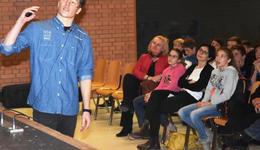 Gabriel Zweifel an der OMR-Sportschule in Heerbrugg: "Ich hatte mit weniger Zuhörern gerechnet."  Gabriel Zweifel an der OMR-Sportschule in Heerbrugg: "Ich hatte mit weniger Zuhörern gerechnet."