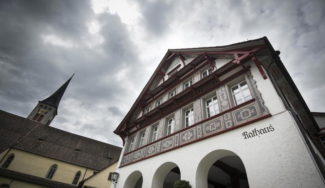 Stossen die Bernecker übermässig CO₂ aus? Düstere Wolken über dem Rathaus.