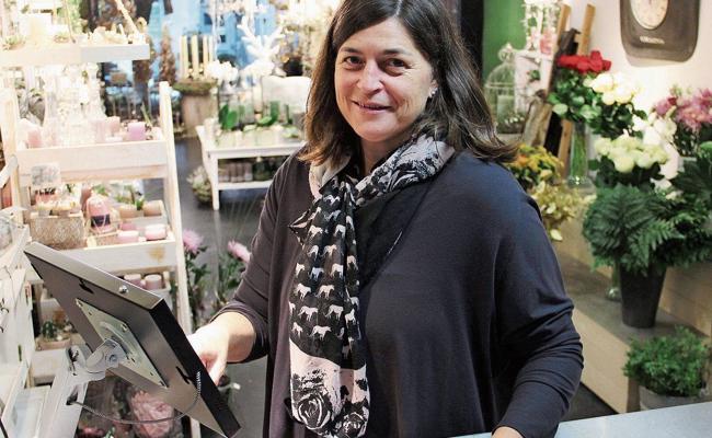 Allein im Laden Blumen kaufen