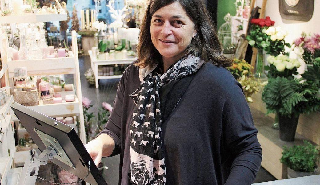 Judith Schmidheiny hat beim Ladentisch ein Tablet installieren lassen. Daneben liegt die Bedienungsanleitung. So lässt sich auch dann einkaufen, wenn kein Personal zugegen ist.  Judith Schmidheiny hat beim Ladentisch ein Tablet installieren lassen. Daneben liegt die Bedienungsanleitung. So lässt sich auch dann einkaufen, wenn kein Personal zugegen ist.