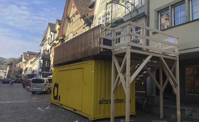 Der gelbe Container erblüht inmitten der Stadt