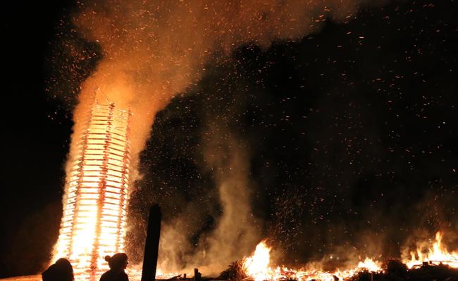 Der höchste Funken der Welt in Flammen