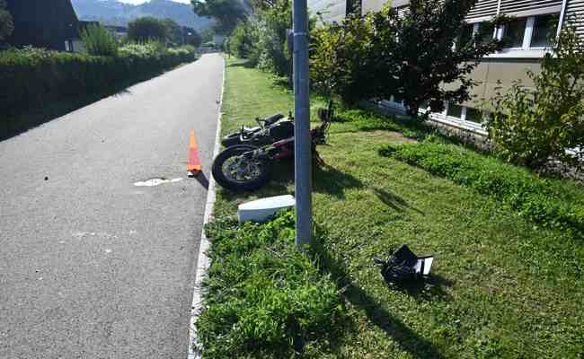 Selbstunfall: Jugendlicher prallt fahrunfähig mit Motorrad gegen Kandelaber