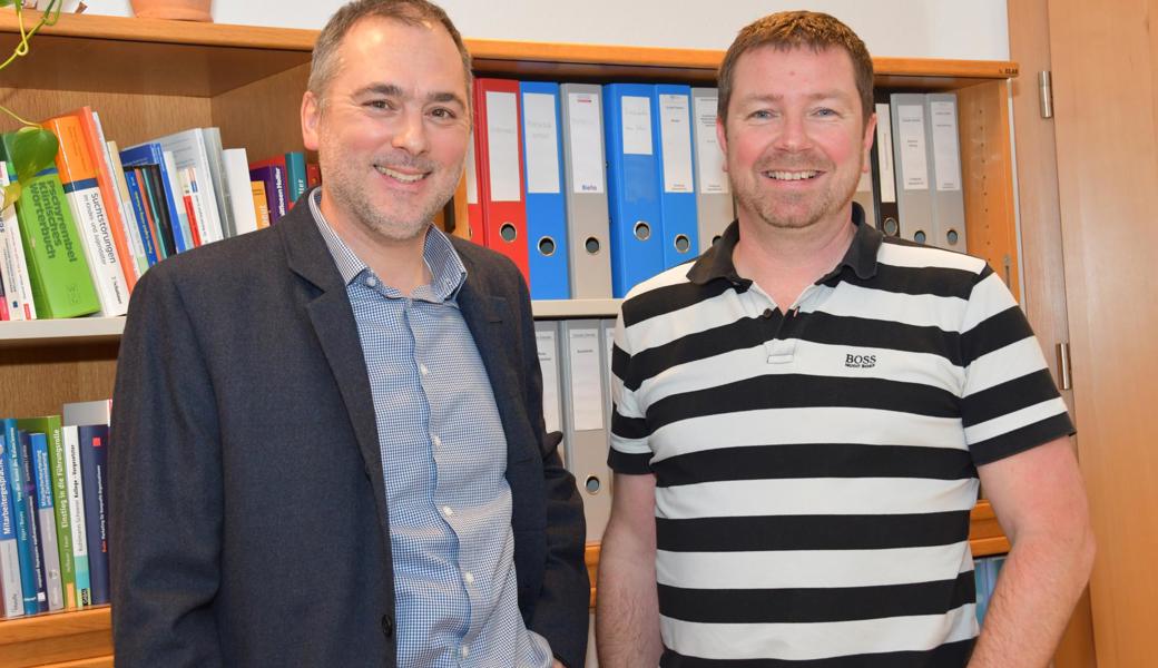 Christian Sepin (Gemeindepräsident Au, links) und Thomas Pfeiffer (Bereichsleiter Soziale Dienste Au). Mit dem Coaching-Programm liess sich  manch ein Sozialhilfeempfänger nach mehreren Jahren in den Arbeitsmarkt integrieren. Christian Sepin (Gemeindepräsident Au, links) und Thomas Pfeiffer (Bereichsleiter Soziale Dienste Au). Mit dem Coaching-Programm liess sich  manch ein Sozialhilfeempfänger nach mehreren Jahren in den Arbeitsmarkt integrieren.