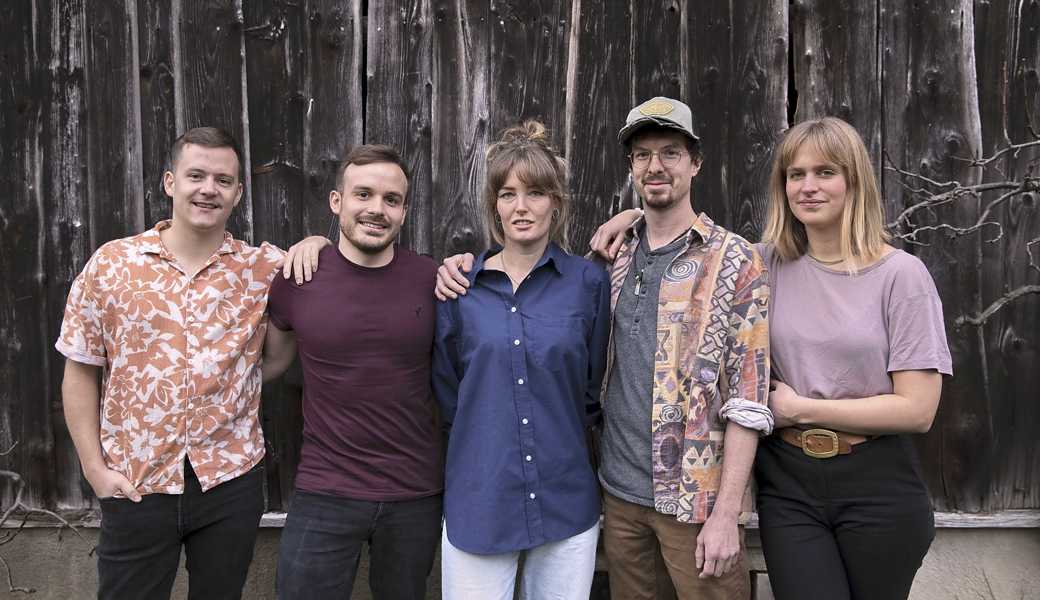 Die Band Damiana Malie um die Bernecker Sängerin Damiana Vorburger (rechts) tritt im «Wein Berneck» auf. 