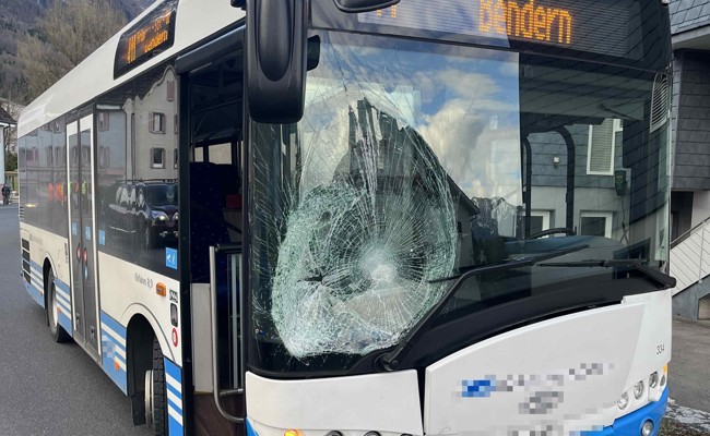 15-jähriger Mofafahrer stösst mit einem Bus der RTB zusammen