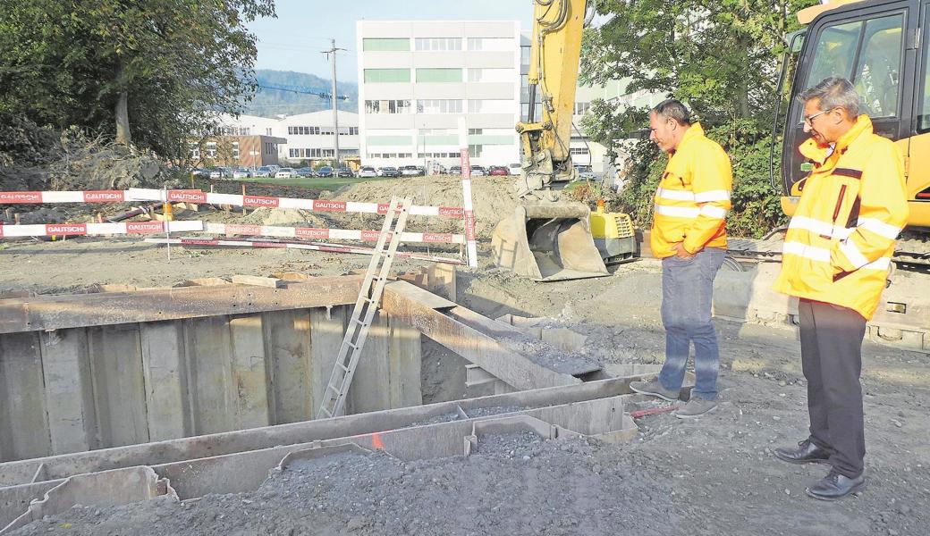 Reto Friedauer, Gemeindepräsident von St. Margrethen (rechts), und Claudio Pallecchi, Leiter Bauamt, haben sich die Baustelle des neuen Pumpwerks angesehen. 