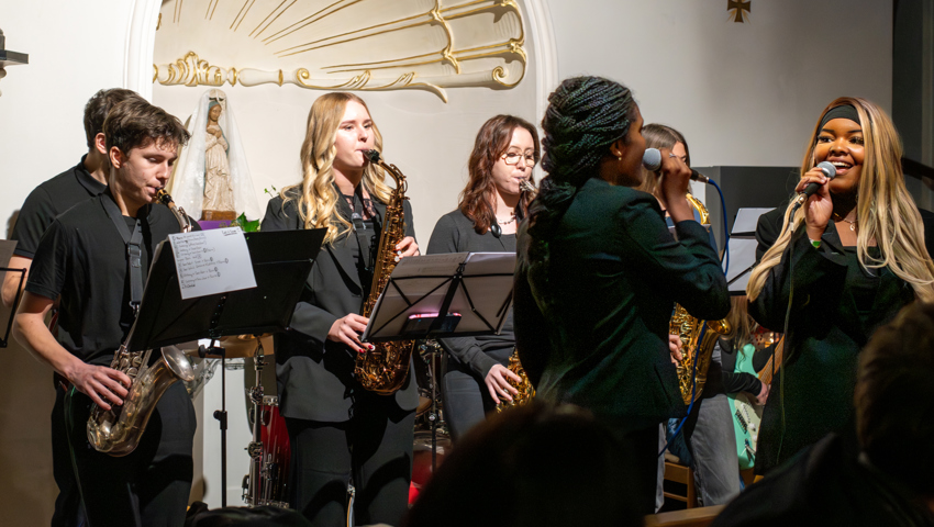 Das Ensemble «Sax&Co» präsentierte zwei bekannte Weihnachtslieder. 